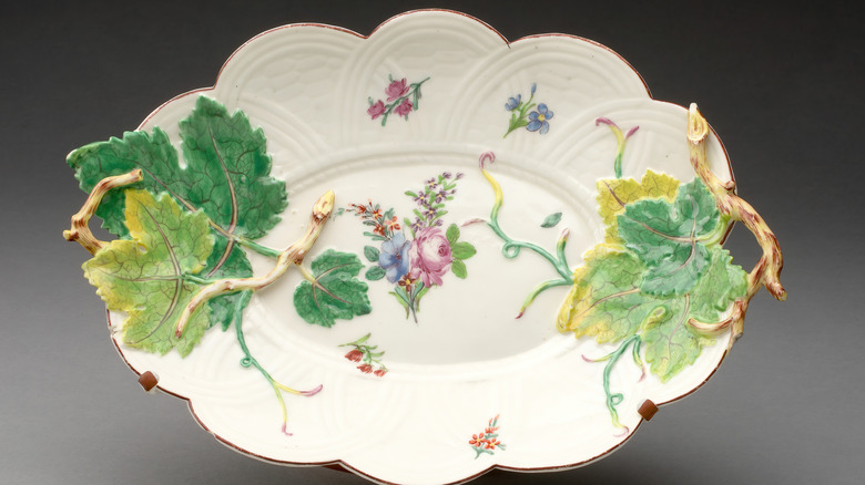 Decorative leaf plate 