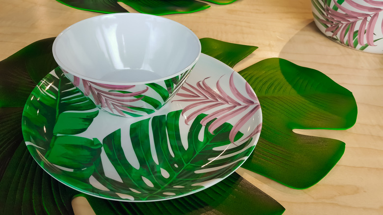 Leaf placemat with matching kitchenware