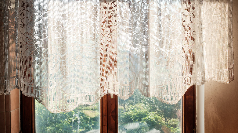 delicate lace cafe style curtains