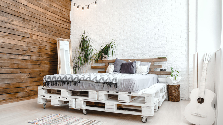 wooden pallet platform bed