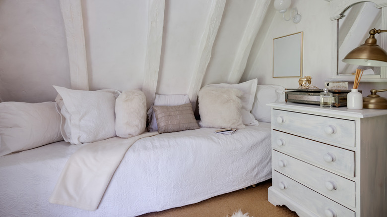 Daybed in bedroom