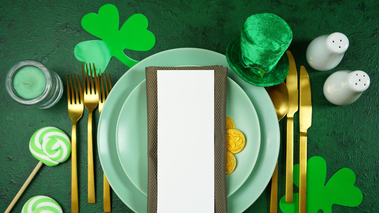 Green table with clovers 