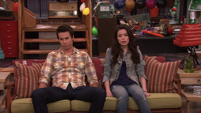 Carly and Spencer sitting on couch 