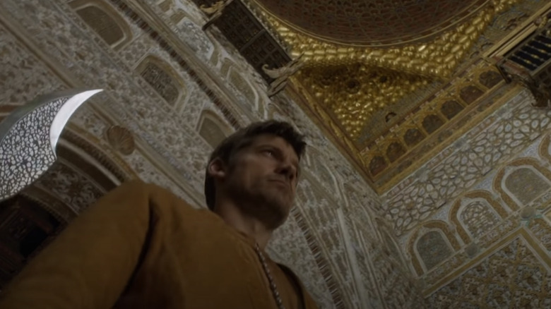 Jamie Lannister under gold opulent ceiling