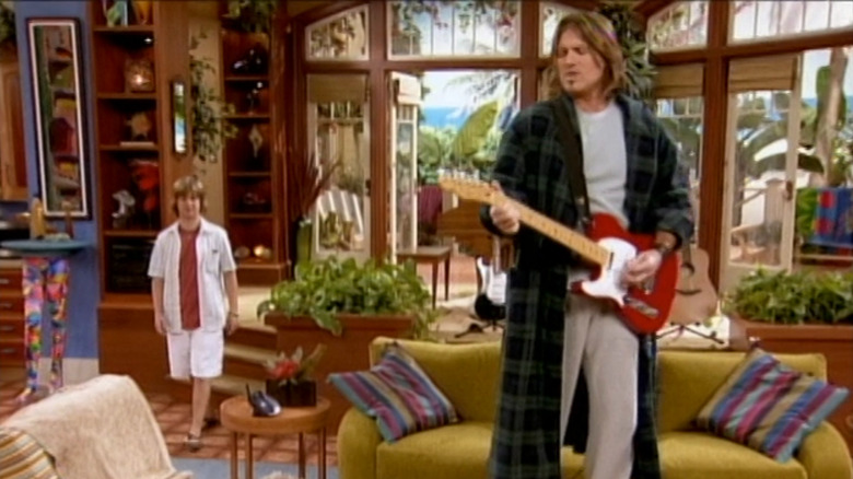 Miley's dad plays his guitar