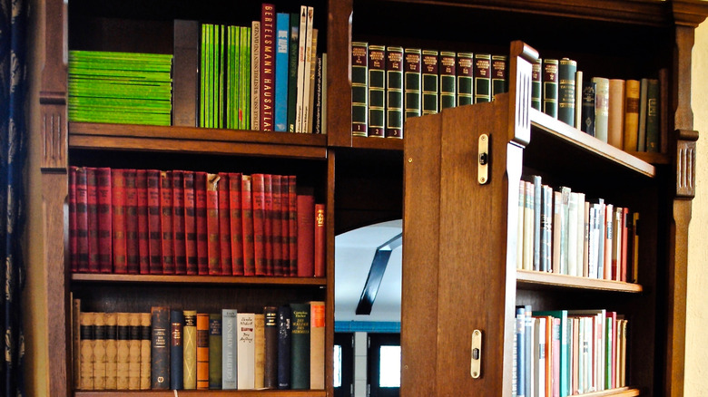 hidden passageway behind bookshelf 