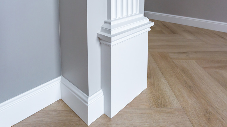 Lower crown molding