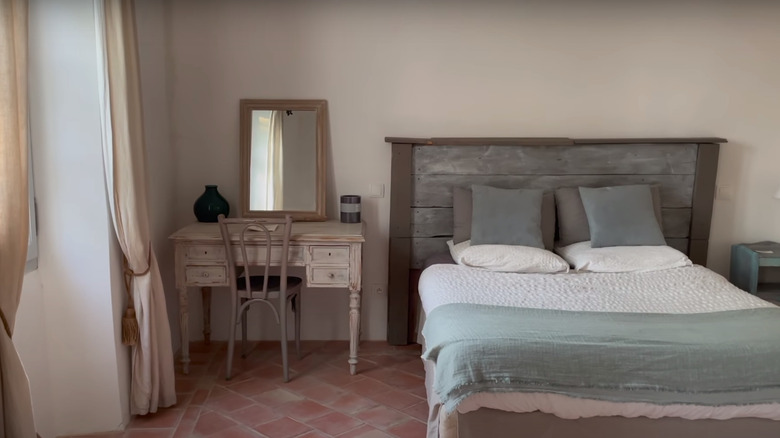 bedroom with desk and bed