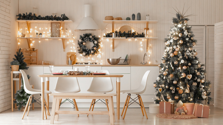 minimalistic Christmas decor dining table