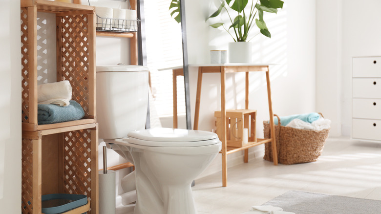 bathroom with wicker shelf