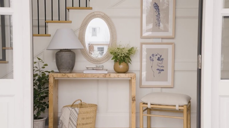 entry way with mirror and lamp