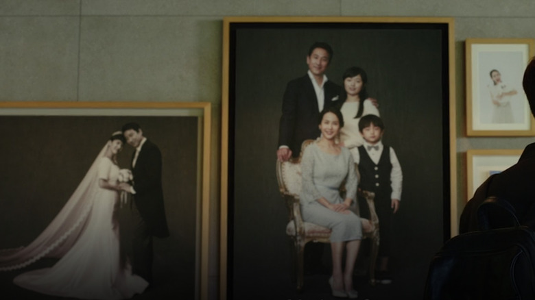 Family photos in Parasite