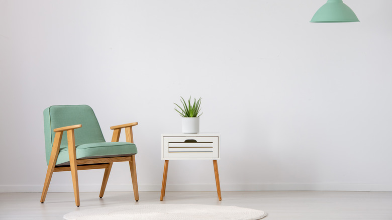 accent rug with green chair