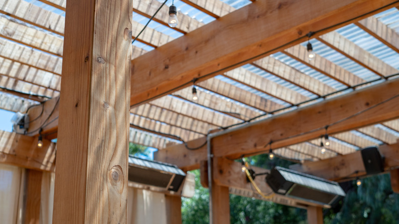 outdoor roof deck with speakers