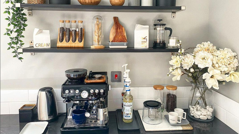 Coffee pot with tiered shelf