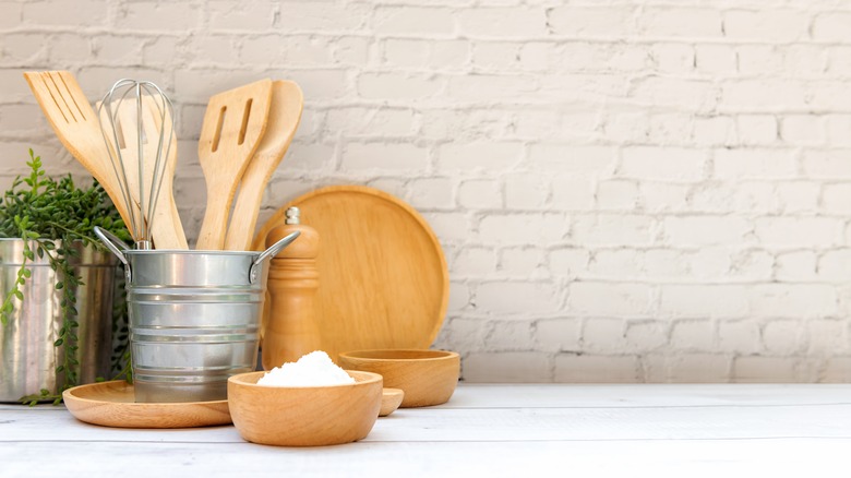 https://www.housedigest.com/img/gallery/how-to-disinfect-wooden-kitchen-utensils-properly/intro-1665132172.jpg