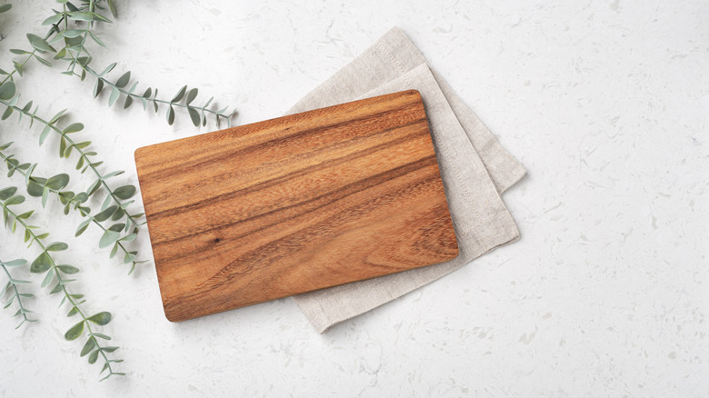 You Can Turn a Cutting Board Into a Table With This TikTok Hack