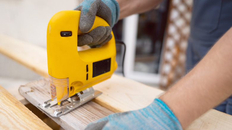 Cutting wood for ENETRI bookshelf