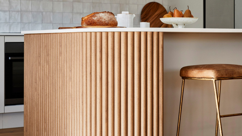 A fluted kitchen island in a modern kitchen.