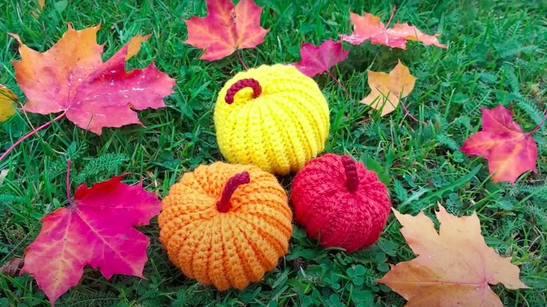 Crochet pumpkins and autumn leaves