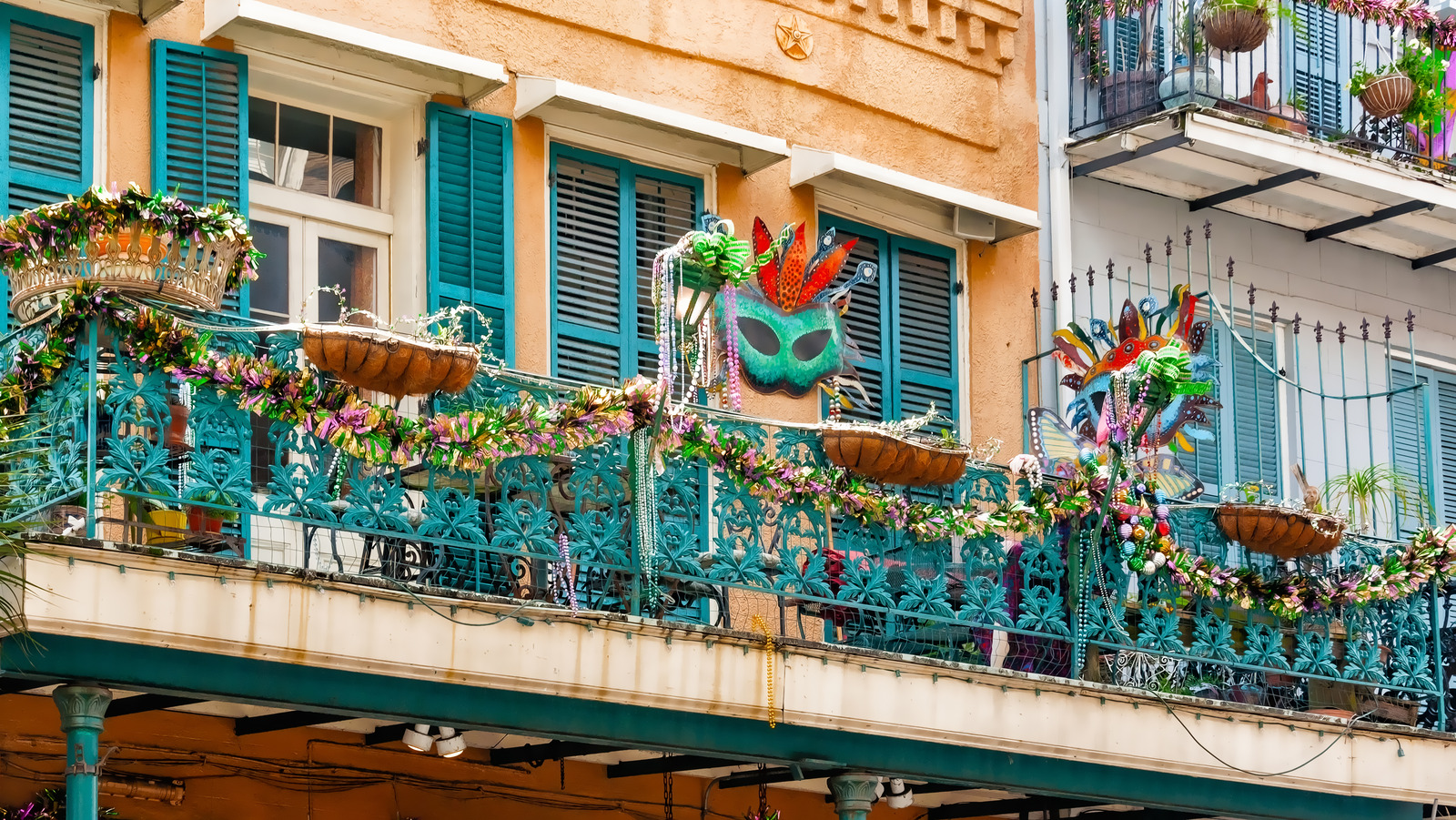 How To Easily DIY A Colorful Mardi Gras Garland On A Budget