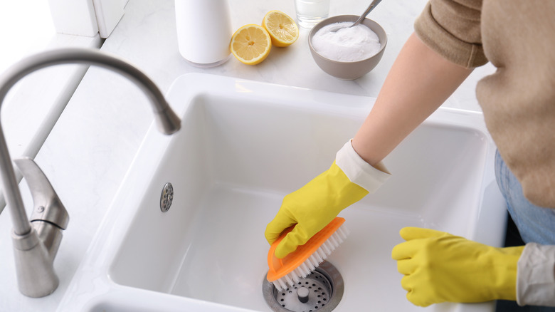 cleaning sink with baking soda 