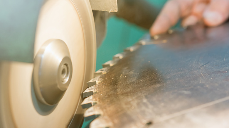 Sharpening a circular saw blade