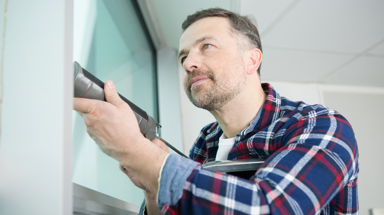 How to Use a Caulk Gun: Easy DIY Project