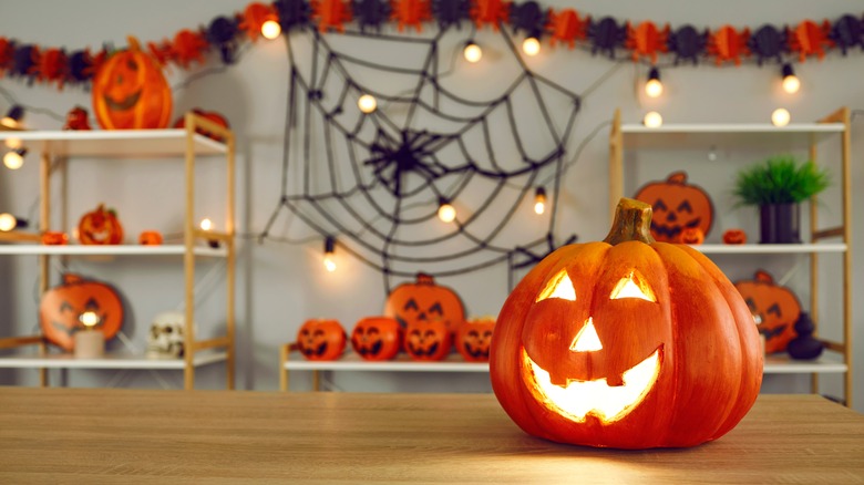 Halloween jack-o'-lantern display