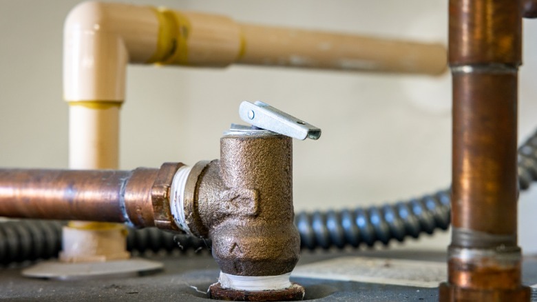 Pressure relief valve on water heater 
