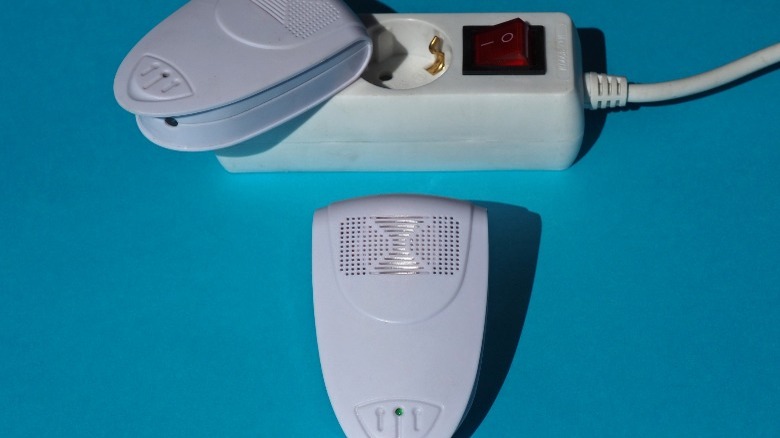 Ultrasonic pest control device 