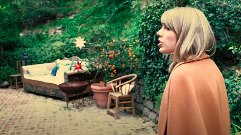 taylor swift in yard