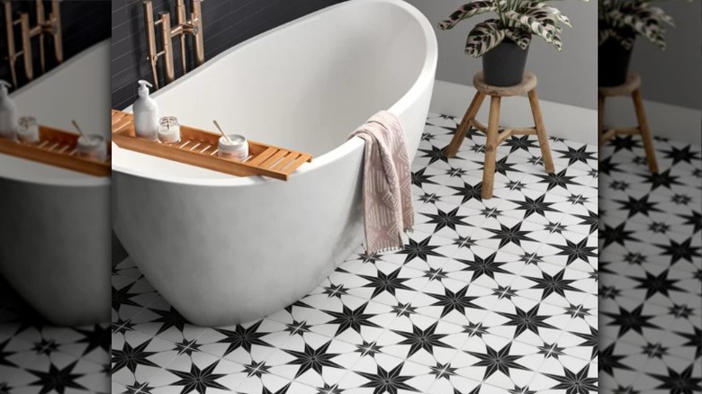 Starburst tiles with white bathtub