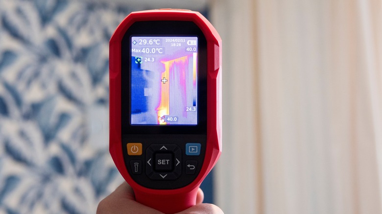 thermal imager detecting breaks insulation