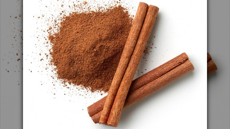 Cinnamon sticks and powder