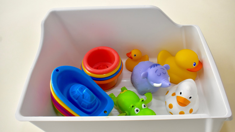 Organized tub of bath toys 