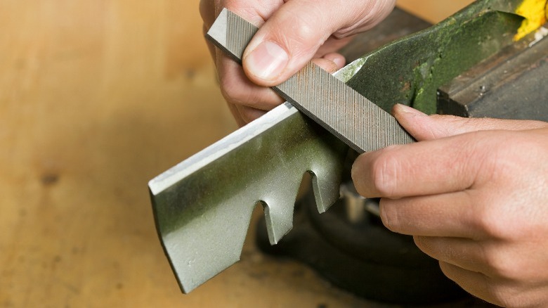 Sharpening lawnmower blades with file