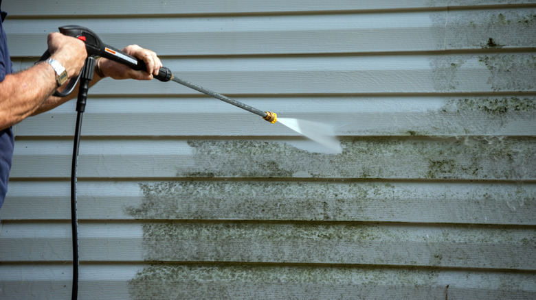 person power washing siding 