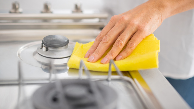 Wiping stove with cloth