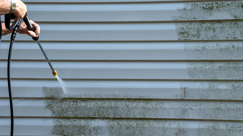 pressure wash vinyl siding