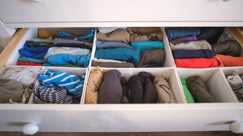 Dividers compartmentalizing space in drawer