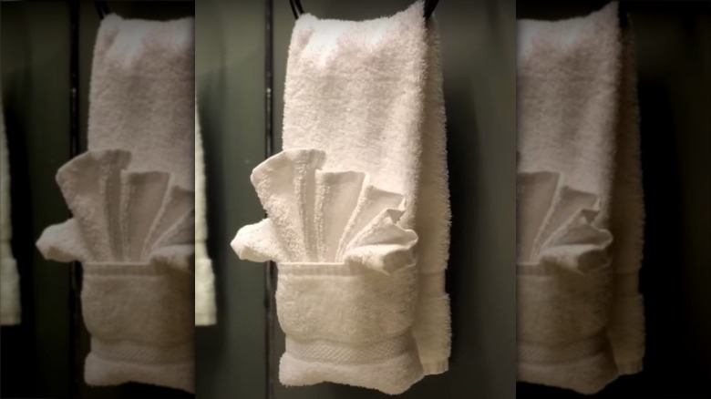BATHROOM DECORATING IDEAS // Towel Folding Ideas for Bathroom // How to  Fold Decorative Towels 