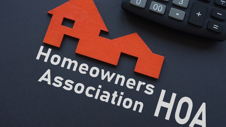 homeowners' association sign