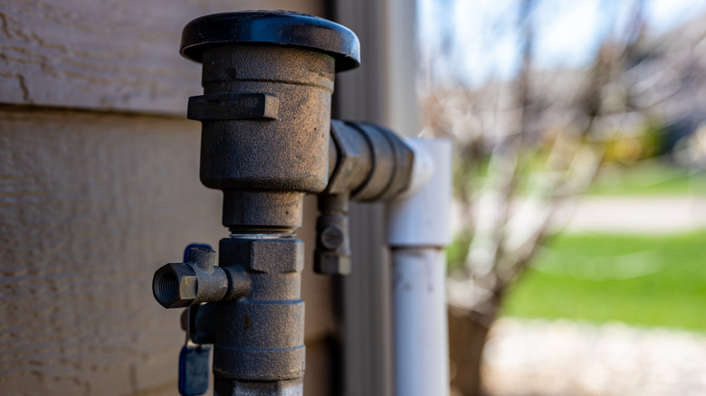 Outdoor lawn sprinkler