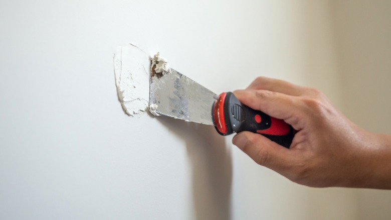 spackle on putty knife