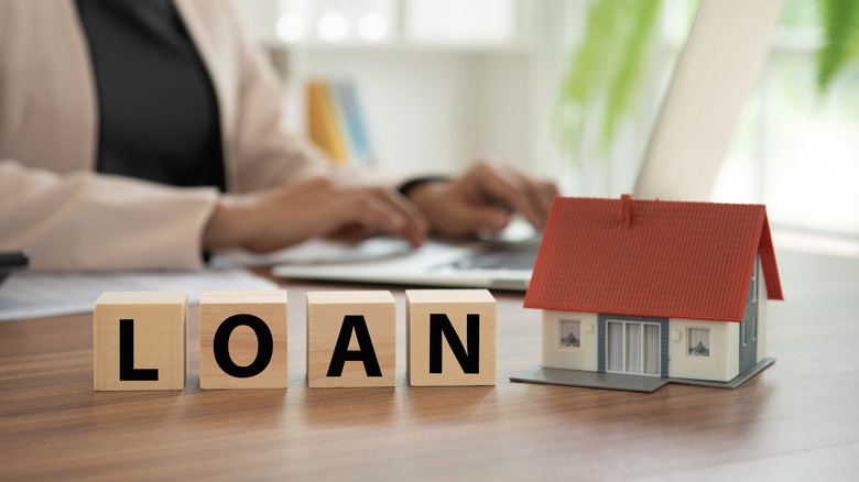 loan sign with home model