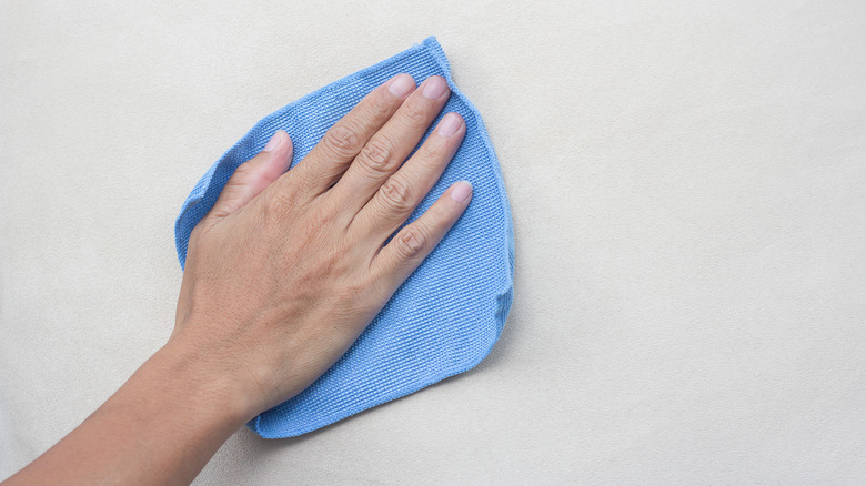 Cleaning wall with cloth