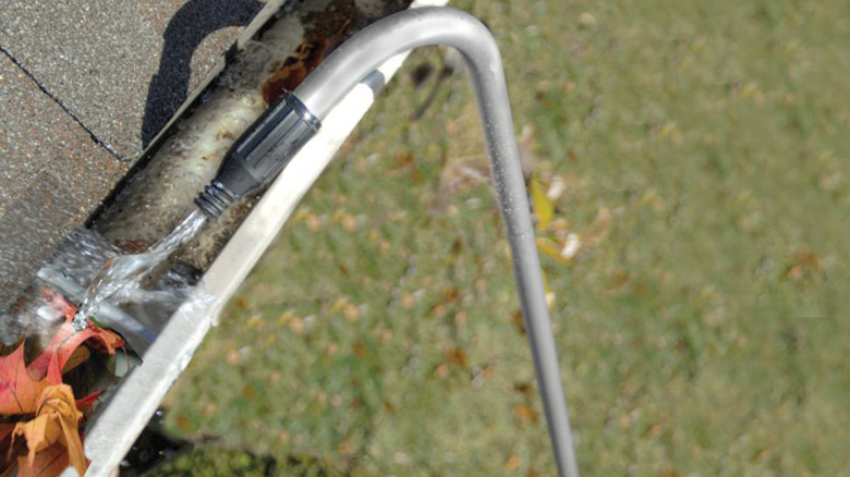 U-shaped hose flushing gutter
