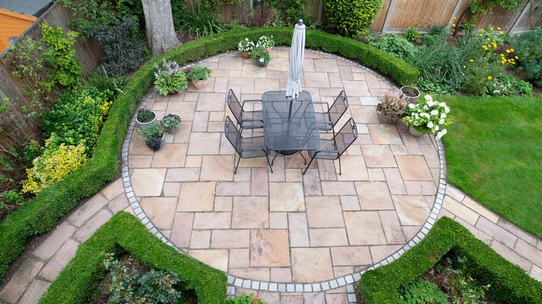 circular patio with hedges