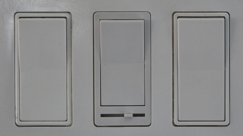 Dimmer between two Decora-style switches